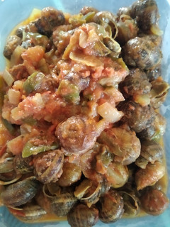 Una foto de Caracoles con verduras de temporada