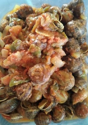 Una foto de Caracoles con verduras de temporada