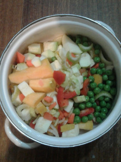 Una foto de Sopa de verduras pollo y fideos (sin sal)