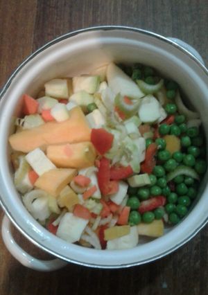 Una foto de Sopa de verduras pollo y fideos (sin sal)
