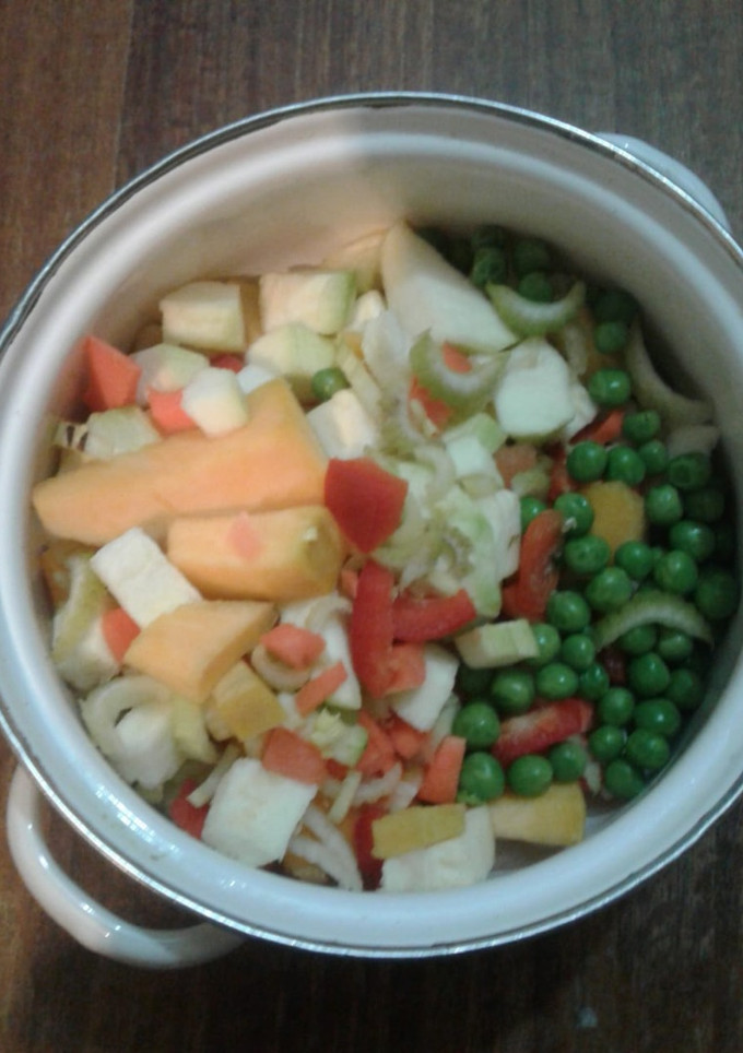Una foto de Sopa de verduras pollo y fideos (sin sal)