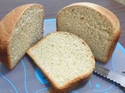Una foto de pan con hierbas en panificadora