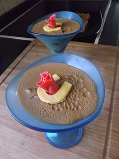 Una foto de Flan de cafe con cerezas y flor de fondant