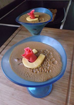 Una foto de Flan de cafe con cerezas y flor de fondant