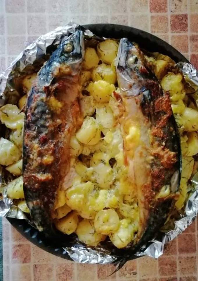 Скумбрія з печеною картоплею