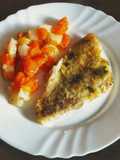 Filetti di platessa e erbe aromatiche al forno con batata e patata in insalata
