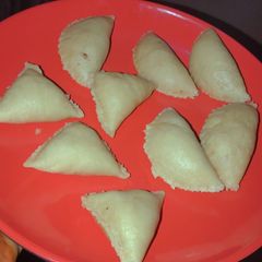 A picture of Meat pie and samosa.