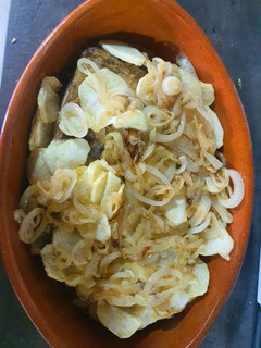 Una foto de Bacalao con cebolla