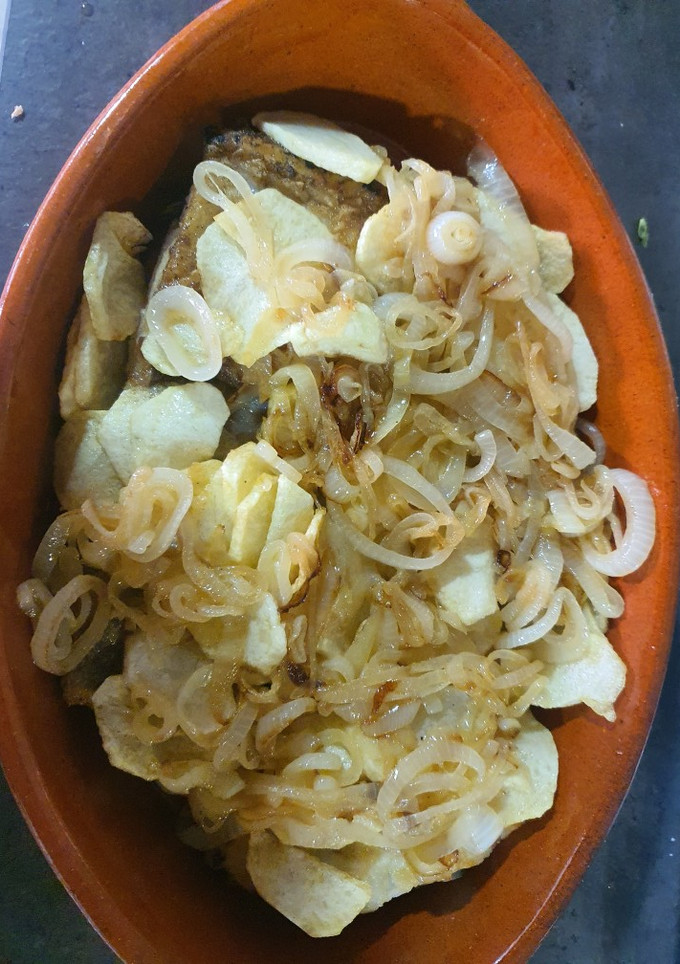 Una foto de Bacalao con cebolla