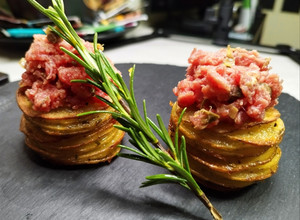 Foto di Millefoglie di patate, con tartare di manzo 🥔🥩