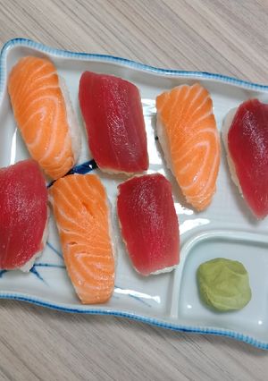 Hình của món SAKE & MAGURO NIGIRI (Sushi cá hồi và cá ngừ).
