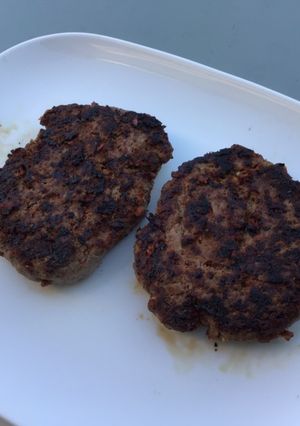 Une photo de Hamburgers aux tomates séchées,ail mariné et épices italiennes