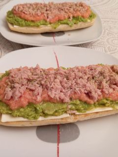 Una foto de Tosta de aguacate y atún 😋