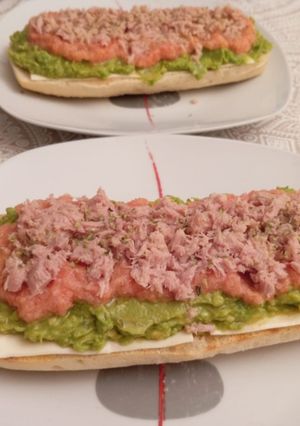 Una foto de Tosta de aguacate y atún 😋