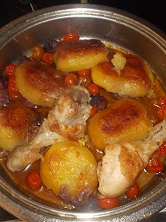 Una foto de Muslos de pollo asados con patatas, cherrys y uvas