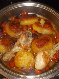 Una foto de Muslos de pollo asados con patatas, cherrys y uvas