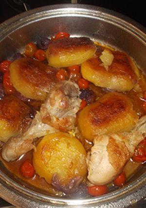 Foto principal de Muslos de pollo asados con patatas, cherrys y uvas
