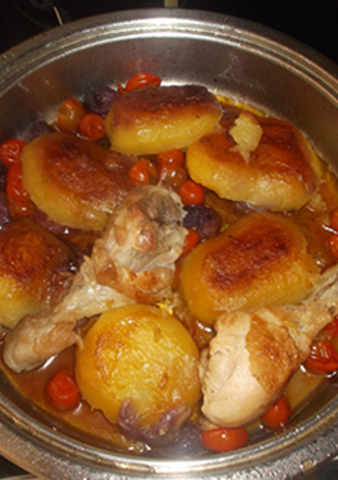 Una foto de Muslos de pollo asados con patatas, cherrys y uvas