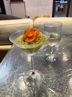 Foto di Mousse di Avocado con petali di salmone