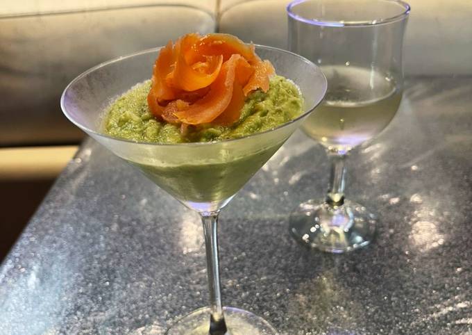 Mousse di Avocado con petali di salmone