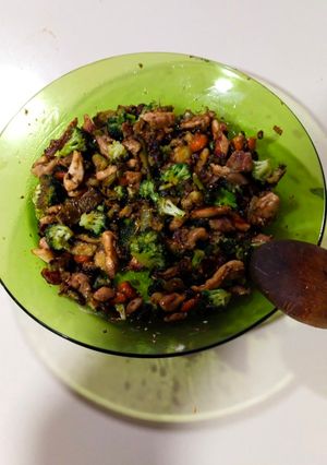 Una foto de Salteado de verduras con pollo