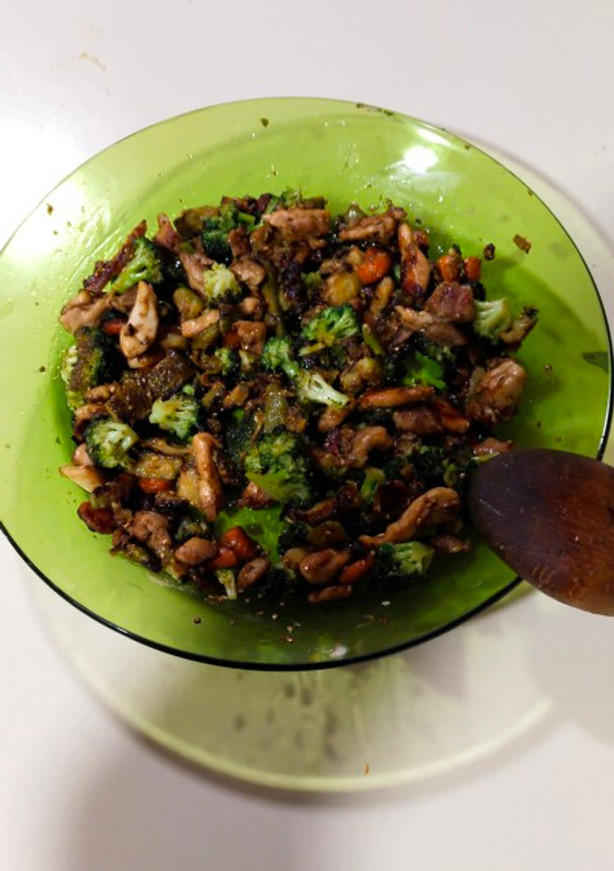 Una foto de Salteado de verduras con pollo