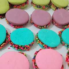 Una foto de Alfajores de colores