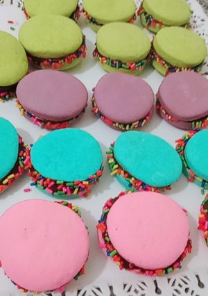 Una foto de Alfajores de colores