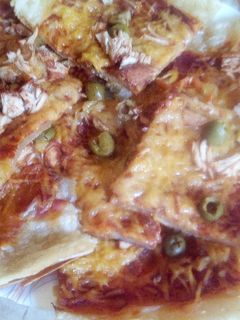 صورة لوصفة بيتزا 🍕 🧀 بالعجينة المورقة ودجاج