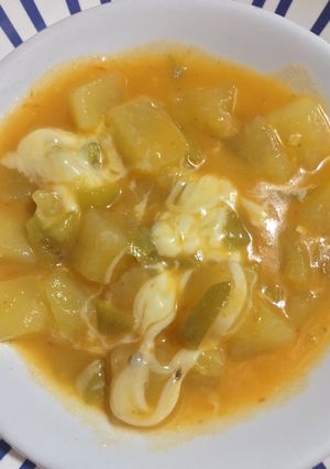 Una foto de Caldo de Queso 🧀 🥔