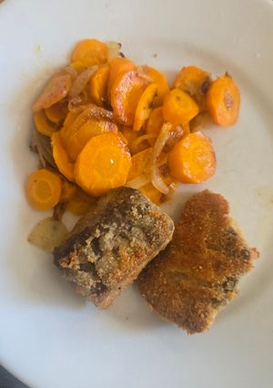 Une photo de Pavé de Carpe en Croûte de Noisettes, Carottes au Gingembre et au Citron Confit