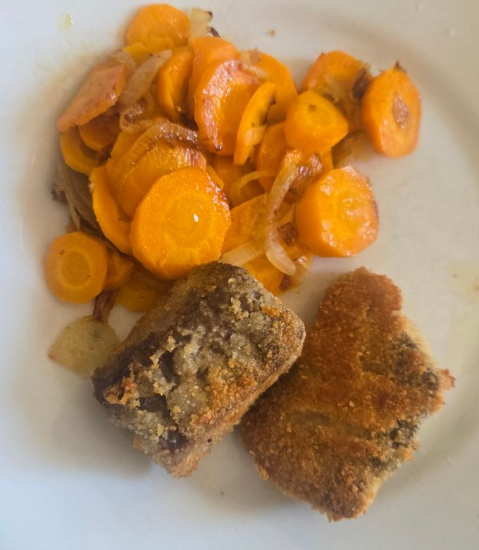 Une photo de Pavé de Carpe en Croûte de Noisettes, Carottes au Gingembre et au Citron Confit