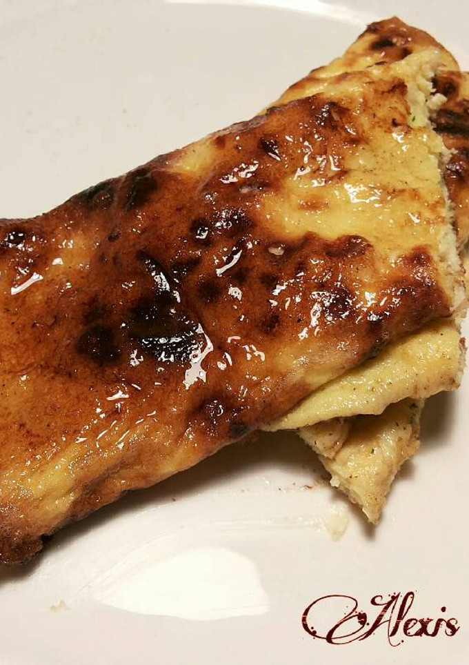 Una foto de Tortilla francesa a la mantequilla y queso en porciones