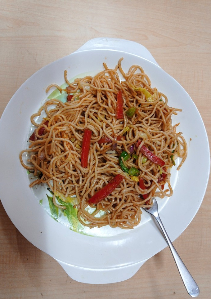 હક્કા નૂડલ્સ (Hakka Noodles Recipe In Gujarati) રેસીપી મુખ્ય ફોટો