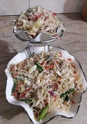 A picture of Thai noodles.