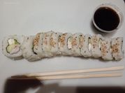 Una foto de sushi de pollo