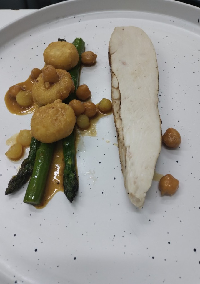 Una foto de Suprema de pollo con malfatis, espárragos y salsa de garbanzos (con sabayon de queso)