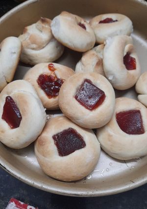 Una foto de Bizcochitos con grasa y dulce de membrillo