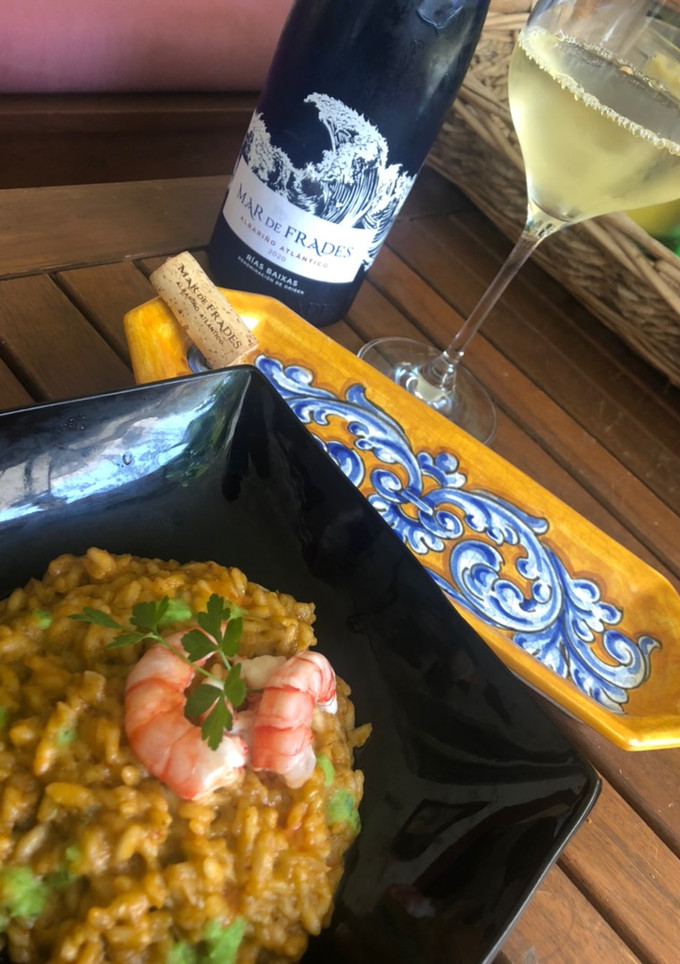Una foto de Risotto con gambas rojas y guisantes