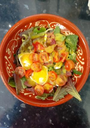 Una foto de Ensalada Gourmet con Queso Rulo de cabra y Bacon