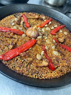 Una foto de | Paella de conejo y caracoles | J.M. García