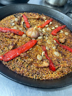 Una foto de | Paella de conejo y caracoles | J.M. García