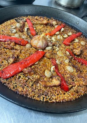 Una foto de | Paella de conejo y caracoles | J.M. García