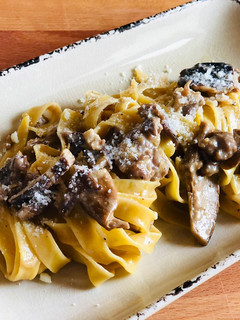 Una foto de Tagliatelle funghi e salsiccia! (Tagliatelle hongos y chorizo)
