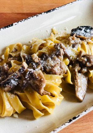 Una foto de Tagliatelle funghi e salsiccia! (Tagliatelle hongos y chorizo)