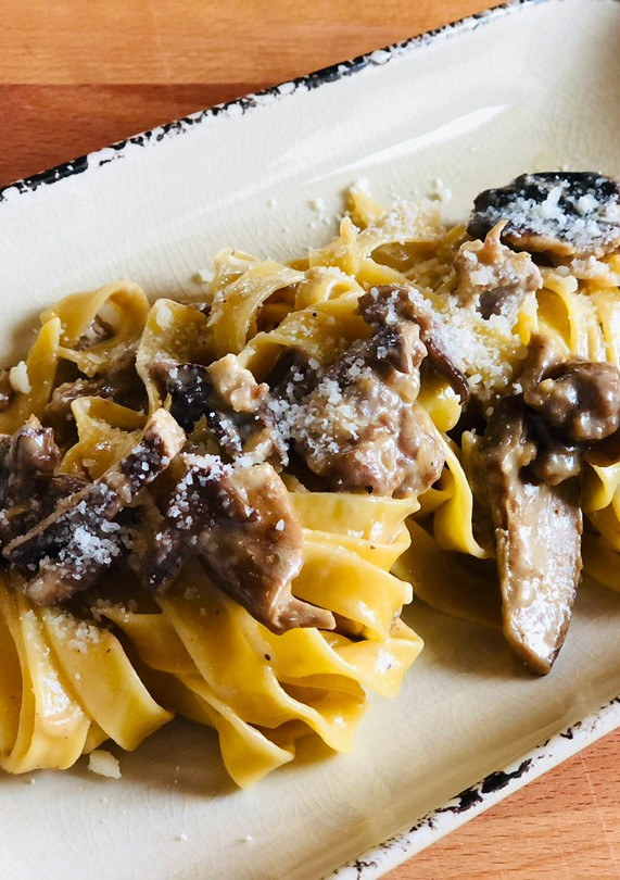 Una foto de Tagliatelle funghi e salsiccia! (Tagliatelle hongos y chorizo)