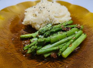 Foto resep Garlic-Butter Asparagus with Mashed Potato