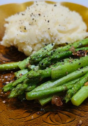 Foto resep Garlic-Butter Asparagus with Mashed Potato