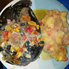 A picture of Mashed potatoes and gravy catfish.