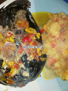 A picture of Mashed potatoes and gravy catfish.